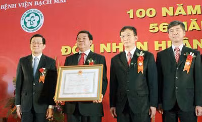 Đồng chí Trương Tấn Sang, Ủy viên Bộ Chính trị, Thường trực Ban Bí thư trao Huân chương Độc lập hạng Nhất lần thứ II cho Ban giám đốc Bệnh viện Bạch Mai. (Ảnh: TTXVN).
