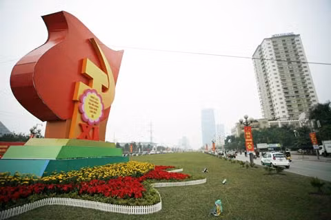 Cờ hoa chào mừng Đại hội Đảng toàn quốc lần thứ XI tại Thủ đô Hà Nội. (Ảnh: Xuân Trường).