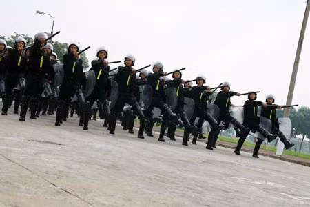 Cảnh sát cơ động luyện tập chiến đấu. (Ảnh: Duy Tường).