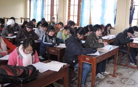 Dù trời rét đậm, các em học sinh huyện Bắc Hà (Lào Cai) vẫn đến lớp đầy đủ.