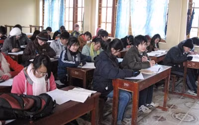 Dù trời rét đậm, các em học sinh huyện Bắc Hà (Lào Cai) vẫn đến lớp đầy đủ.