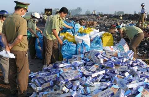 Các cơ quan chức năng tỉnh An Giang tiêu hủy thuốc lá ngoại nhập lậu.