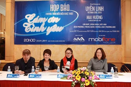 Cùng nhạc sĩ Huy Tuấn trong buổi họp báo.
