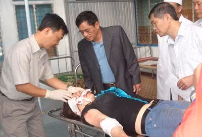 Lãnh đạo tỉnh Kon Tum kịp thời thăm hỏi hành khách đi xe mang biển số 98K-3517 bị tai nạn lật trên đoạn đường qua đèo Lò Xo, đang cấp cứu tại Bệnh viện Đa khoa Kon Tum. (Ảnh: Tuấn Vũ).