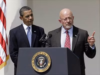 Ông James Clapper và Tổng thống Barack Obama tại lễ nhậm chức Giám đốc tình báo quốc gia.