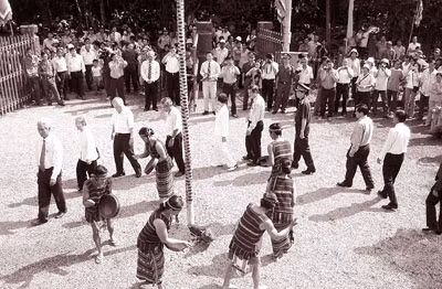 Lãnh đạo tỉnh Đồng Nai chung vui với đồng bào nhân dịp khánh thành nhà dài truyền thống.