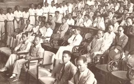 Chủ tịch Hồ Chí Minh và Bộ trưởng Giáo dục Vũ Đình Hoè (bên phải hàng đầu) dự lễ khai giảng Đại học Việt Nam (15/11/1945).