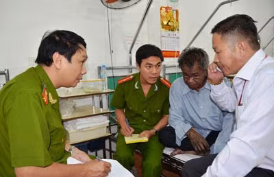 Ông Hian (thứ 2 từ phải qua) đang cung cấp thông tin về vụ cháy với cơ quan điều tra.