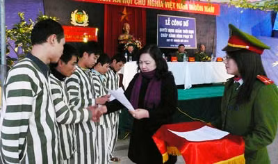 Bà Nguyễn Thị Xuân Phương, Phó Chánh án Tòa án Hà Nội trao quyết định cho các phạm nhân được xét giảm thời hạn chấp hành án.