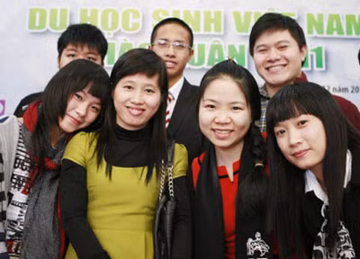 Các du học sinh tham dự lễ hội.