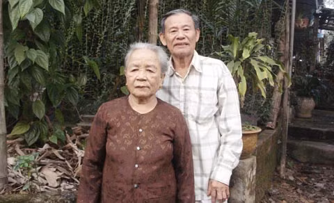Nhà giáo nhân dân Bùi Thân cùng người vợ bên ngôi nhà quê kiểng.