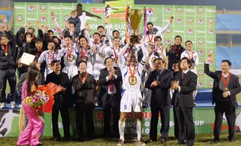 HN.T&T với Siêu cúp QG 2010. (Ảnh: Quang Minh).