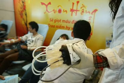 Lễ hội Xuân Hồng 2011 với thông điệp “Sẻ giọt máu đào - Trao niềm hy vọng”.