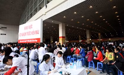 Những người tình nguyện sau khi đăng ký sẽ được lấy máu xét nghiệm nhanh đề sàng lọc những người có bệnh lây lan qua đường huyết học.