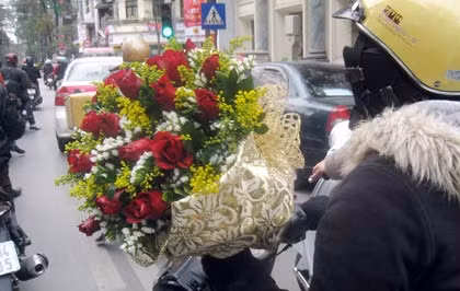 Những bó hoa hồng thắm như thế này làm cho không khí ngày Valentine trở nên náo nhiệt trên nhiều tuyến phố.