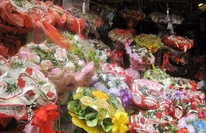 Hoa tươi thì giá mềm hơn giá 250.000đ một bó.