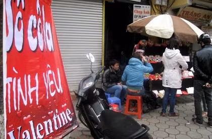 Quà cho ngày Valentine tràn ngập trên nhiều tuyến phố.