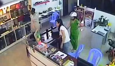 Người đàn ông ung dung đi ra khỏi cửa hàng sau khi "nẫng" chiếc laptop, còn nhân viên bán hàng cũng không chút nghi ngờ.