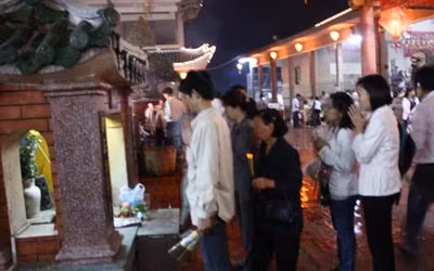 Khấn Bà trước khi vào miếu thờ.