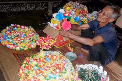 Người dân làng Thanh Tiên làm hoa giấy truyền thống phục vụ Tết.
