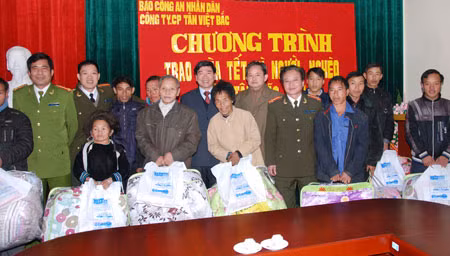 Lãnh đạo huyện Trạm Tấu, đại diện Tập đoàn Tân Việt Bắc, tác giả cùng Trưởng Công an huyện Trạm Tấu tặng quà bà con người Mông (1/2011).