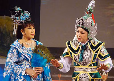 Cải lương rơi vào khủng hoảng nhưng nghệ sĩ tài danh vẫn luôn được khán giả đón nhận nồng nhiệt.