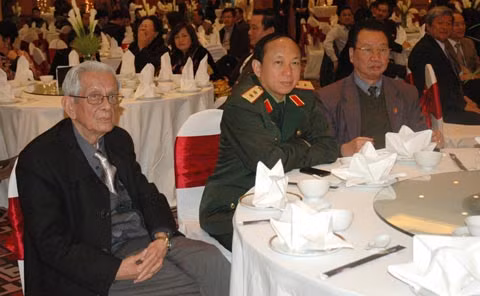 Nhà báo Hữu Thọ, Nguyên Trưởng Ban Tư tưởng Văn hóa TW; đồng chí Phùng Hữu Phú, Ủy viên TW Đảng, Phó trưởng Ban thường trực Ban Tuyên giáo TW; Trung tướng Nguyễn Tuấn Dũng, Phó Chủ nhiệm Tổng cục Chính trị QĐND và các đại biểu tại lễ ra mắt.