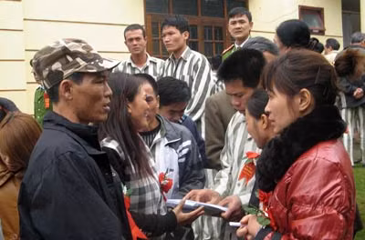 Các phạm nhân vui vẻ khi gặp người thân.