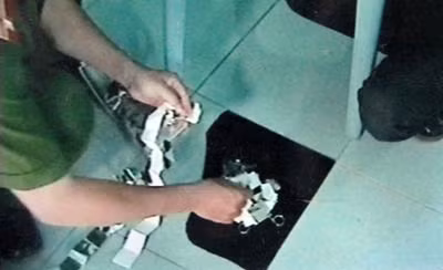 Các trinh sát Đội CS ĐTTPMT&KT đang kiểm tra và thu giữ tang vật heroin tại nhà đối tượng.