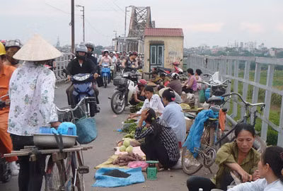 Lạm phát, giá cả tăng cao, thuế TNCN đã trở nên lạc hậu. (Ảnh: K.Hà).