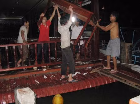 Chìm nhà hàng nổi, hơn 200 thực khách thoát nạn ảnh 1