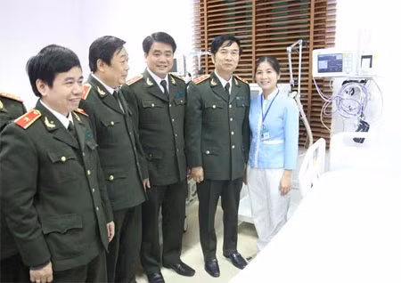 Thứ trưởng Thường trực Đặng Văn Hiếu thăm quan Bệnh viện Công an TP Hà Nội. Ảnh Việt Hưng.