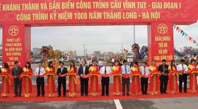 Phó Thủ tướng Hoàng Trung Hải, Bí thư Thành ủy Hà Nội Phạm Quang Nghị cùng lãnh đạo thành phố, các bộ, ngành cắt băng khánh thành.