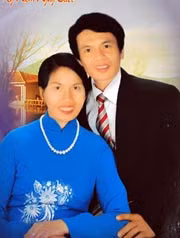 Tấm ảnh chụp kỷ niệm 20 năm ngày cưới.