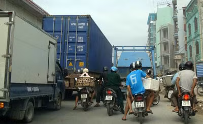 Nhiều tuyến đường Hà Nội thường xuyên đối mặt nạn ùn tắc giao thông.