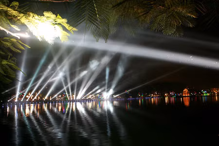 Hồ Gươm lung linh trước ngày Đại lễ ảnh 5