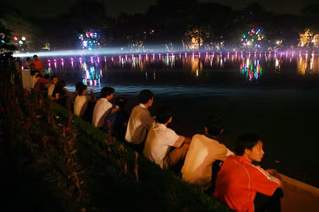 Hồ Gươm lung linh trước ngày Đại lễ ảnh 11