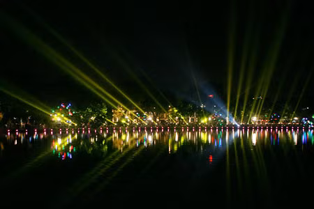 Hồ Gươm lung linh trước ngày Đại lễ ảnh 6