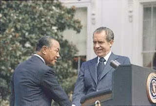 Thủ tướng Kakuei Nanaka và Tổng thống Richard Nixon tại Nhà Trắng vào năm 1973.