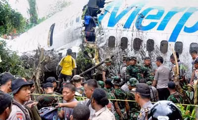 Indonesia: Máy bay lao xuống sông, 20 người bị thương ảnh 1