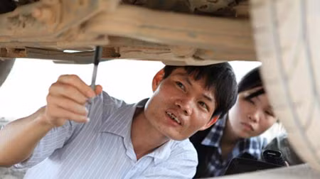 Kỹ sư Lê Văn Tạch giải thích sự hoạt động của hệ thống phanh bánh sau trên xe Innova.