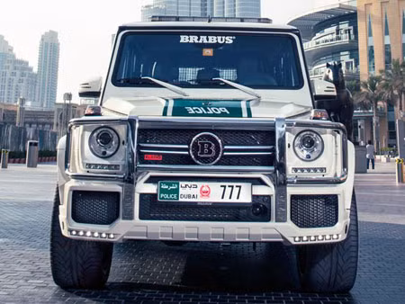 Mặc dù thuộc dòng xe đa dụng nhưng bản độ Mercedes-Benz G63 AMG Brabus có sức mạnh không kém cạnh so với những chiếc xe thể thao. (Ảnh: Carbuzz)