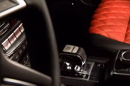 Mặc dù thuộc dòng xe đa dụng nhưng bản độ Mercedes-Benz G63 AMG Brabus có sức mạnh không kém cạnh so với những chiếc xe thể thao. (Ảnh: Carbuzz)