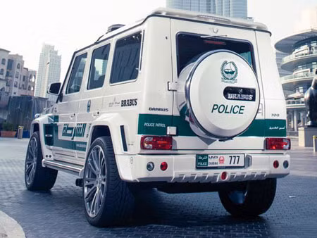 Mặc dù thuộc dòng xe đa dụng nhưng bản độ Mercedes-Benz G63 AMG Brabus có sức mạnh không kém cạnh so với những chiếc xe thể thao. (Ảnh: Carbuzz)