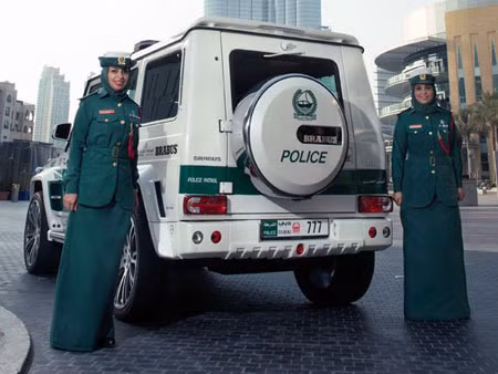 Mặc dù thuộc dòng xe đa dụng nhưng bản độ Mercedes-Benz G63 AMG Brabus có sức mạnh không kém cạnh so với những chiếc xe thể thao. (Ảnh: Carbuzz)