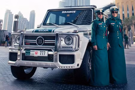Mặc dù thuộc dòng xe đa dụng nhưng bản độ Mercedes-Benz G63 AMG Brabus có sức mạnh không kém cạnh so với những chiếc xe thể thao. (Ảnh: Carbuzz)