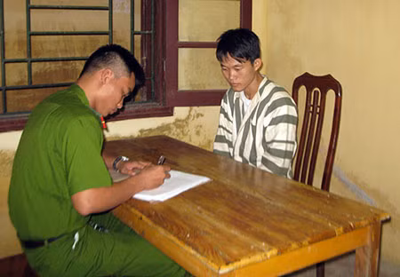 Đối tượng Đặng Trần Khoa tại trụ sở cơ quan điều tra.