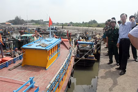 PCT UBND TP HCM ông Lê Thanh Liêm kiểm tra tàu neo đậu tránh bão.