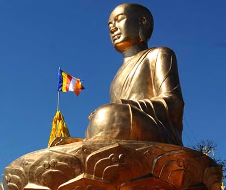 Tượng đồng Phật hoàng Trần Nhân Tông được đúc bằng đồng nguyên khối, đặt trên đỉnh An Kỳ Sinh (Yên Tử, Quảng Ninh). Ảnh: Quý Đoàn.