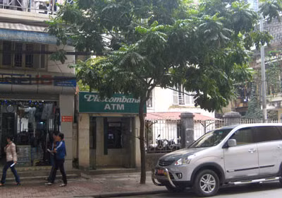 Máy ATM trên phố Trịnh Hoài Đức của Vietcombank bị bóng cây che phủ mất ánh sáng từ đèn đường.